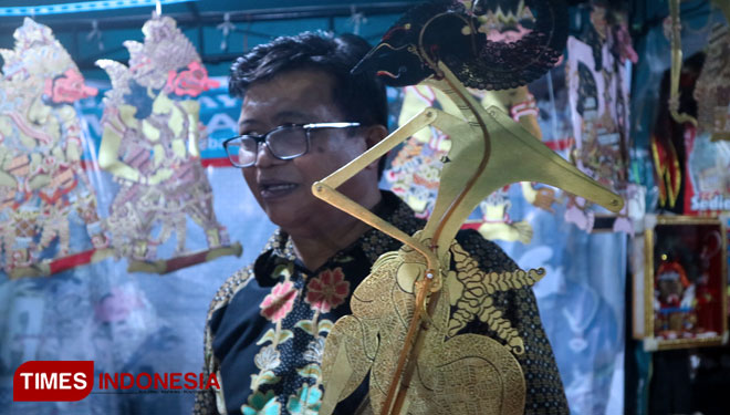 Isyanto menunjukkan koleksi Wayang Arjuna berlapis emas yang dibanderol seharga jutaan rupiah, Jumat (28/6/2019) malam. (Foto: Lely Yuana/TIMES Indonesia).