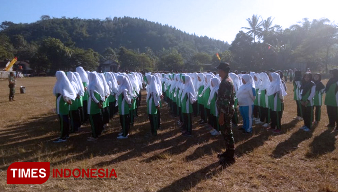 Pemberian materi Wasbang dan PBB Kepada MOS MTs Nahdlatuth Tholabah. (FOTO: AJP/TIMES Indonesia)