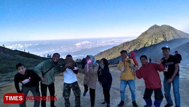 Wisatawan-di-Kawah-Ijen-a.jpg