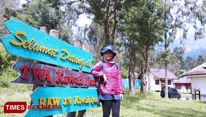 Salah satu wisatawan saat berfoto di taman wisata alam (TWA) Kawah Ijen (FOTO: Agung Sedana/ TIMES Indonesia)