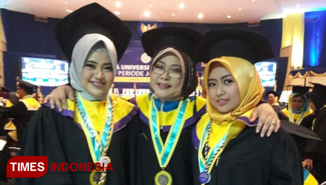 Dr. Indriati Paskarini, S.H., M.Kes. (tengah) lulus dan wisuda bersama dengan dua mahasiswa FKM bimbingannya pada Sabtu (29/6). (FOTO: AJP/TIMES Indonesia)