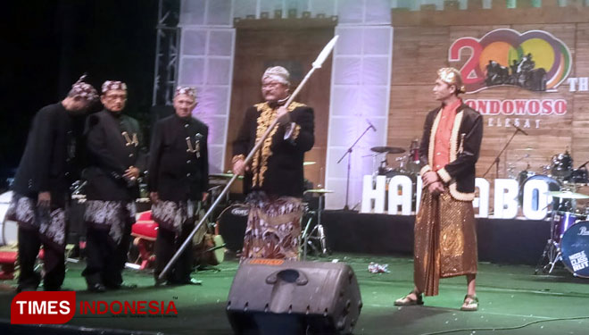 Wakil Bupati Bondowoso Irwan Bachtiar Rahmat saat menerima Tongkat Ki Ronggo dari keluarga besar Ki Ronggo (FOTO: Moh Bahri/TIMES Indonesia).