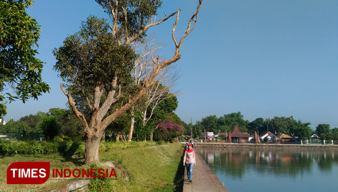 Kolam Segaran salah satu situs peninggalan Majapahit yang jadi jujugan wisatawan. (FOTO: Muhammad Dhani Rahman/TIMES Indonesia)