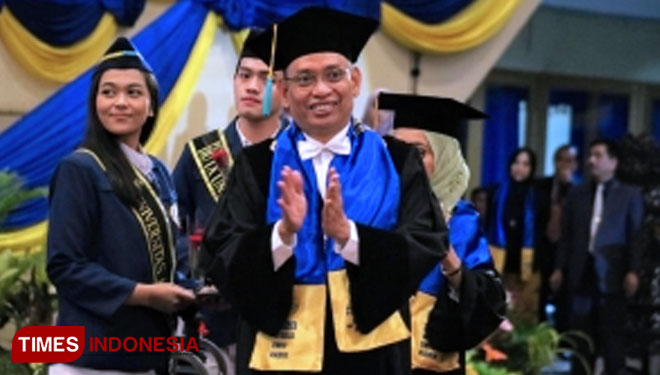 Rektor-UNAIR-Prof-Moh-Nasih-b.jpg