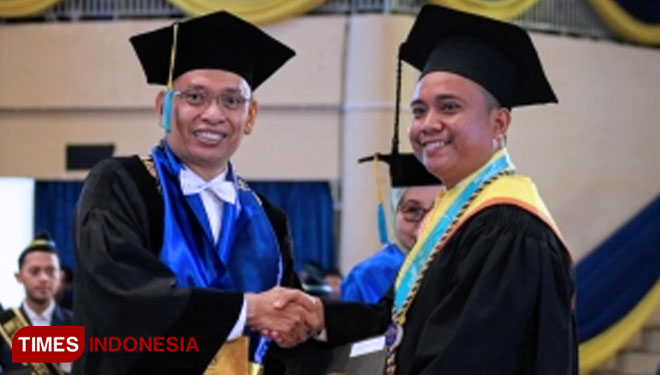 Rektor UNAIR Prof Moh Nasih menyalami wisudawan