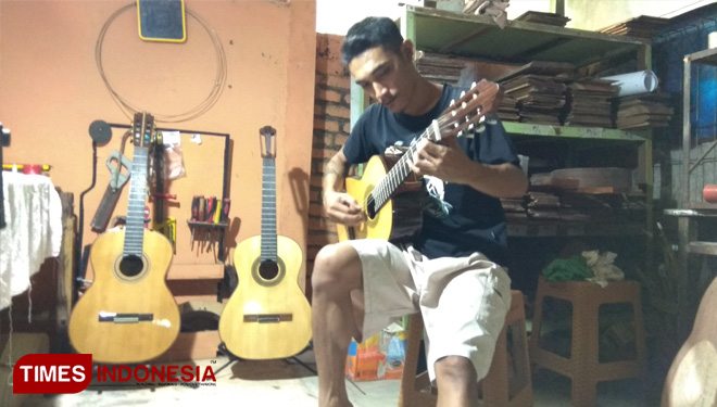 Ahmad Muzakki the luthier. (Picture by: MFA Rohmatillah/TIMES Indonesia)