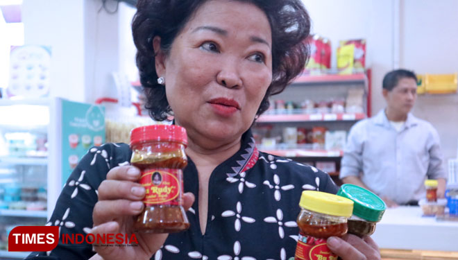Bu Rudy terus berinovasi dalam menyajikan kuliner Nusantara, salah satunya adalah menghadirkan varian sambal yang telah digemari hingga ke luar negeri, Senin (1/7/2019).(Foto : Lely Yuana/TIMES Indonesia)