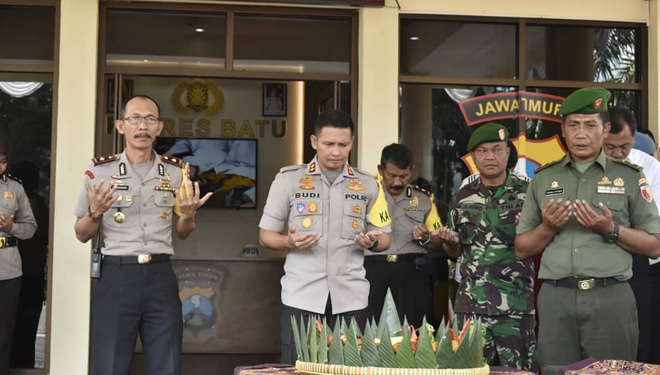TNI Beri Kado Tumpeng kepada Polres Batu di Hari 