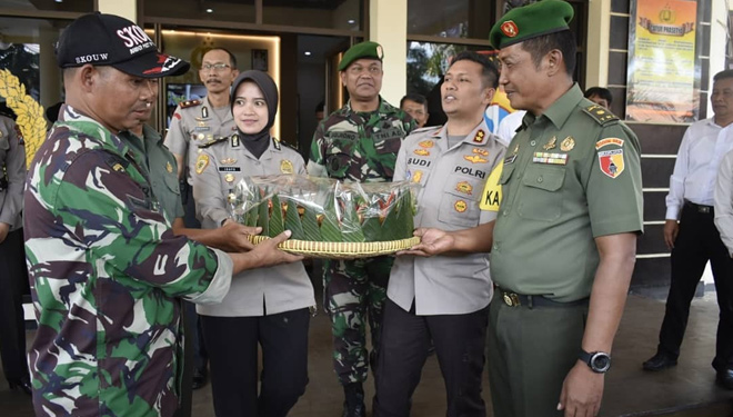 TNI Beri Kado Tumpeng kepada Polres Batu di Hari 