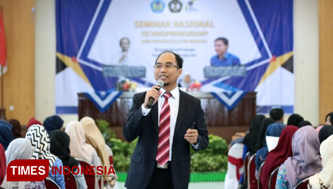 Khoirul Anwar, penemu teknologi 2FFT standard Internasional (4G) sedang menyampaikan materi. (FOTO: AJP TIMES Indonesia)