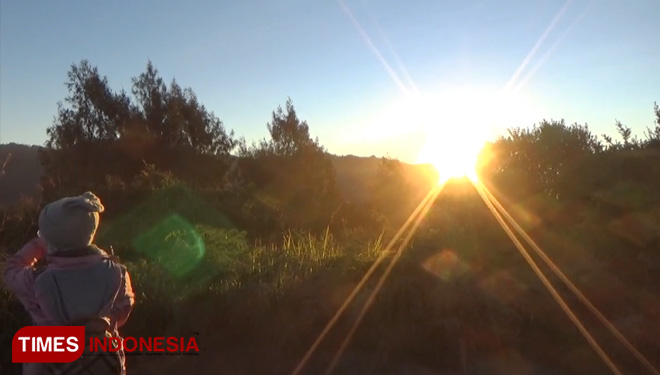 Sunrise di Puncak Mentigen, paduan tepat sebelum berburu embun beku Bromo. (FOTO: Happy/TIMES Indonesia)
