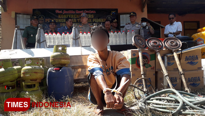 Press Rilis pengungkapan kasus pabrik arak berskala besar di Dusun Pakah, Desa Gesing, Kecamatan Semanding, Tuban, Selasa, (02/07/2019) (FOTO: Achmad Choirudin/TIMES Indonesia)