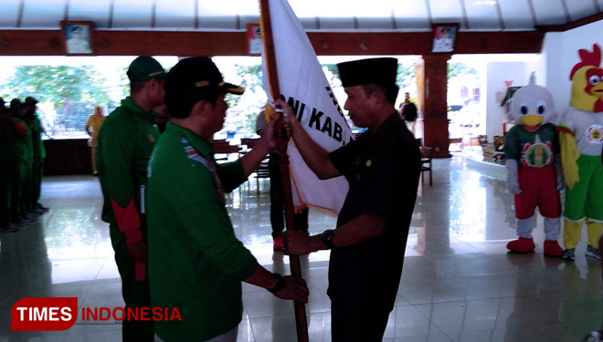 Wakil Bupati Bojonegoro, Budi Irawanto secara simbolis memberangkatkan atlet yang akan bertanding dalam Pekan Olahraga Provinsi (Porprov) Jatim VI 2019 di Pendapa Malowopati Pemkab Bojonegoro, Selasa (2/7/2019). (FOTO: Doc. Humas/TIMES Indonesia)