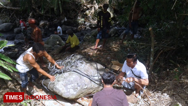 Warga sedang berusaha mengevakuasi batu bergurat. (Foto : Rizki Alfian/TIMES Indonesia)