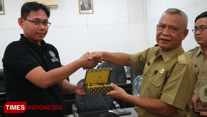 Pemda KLU saat serah terima dengan pihak UGM (FOTO: Pauzan Basri/TIMES Indonesia)
