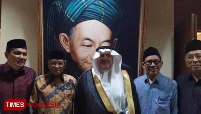 Dubes KSA untuk Indonesia bersama pengurus PBNU berpose bersama berlatar pendiri NU. (FOTO: TIMES Indonesia network)