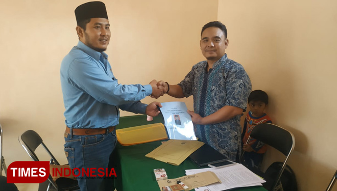 Much Nur Rofiq saat mendaftarkan diri sebagai calon Kepala Desa. (FOTO: Erwin Wahyudi/TIMES Indonesia)