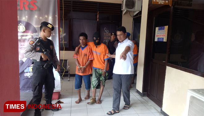 Komplotan begal spesialis akses Jembatan Suramadu ketika digiring ke Mapolres Bangkalan. (FOTO: Doni Heriyanto/TIMES Indonesia)