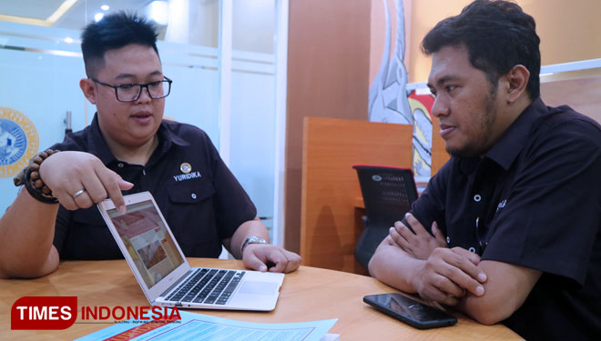 Dr. Prawitra Thalib (kiri) bersama Dr. Radian Salman mempersiapkan submit Jurnal Hukum Yuridika FH Unair menuju Web of Science (WoS), Kamis (4/7/2019). (Foto : Lely Yuana/TIMES Indonesia)