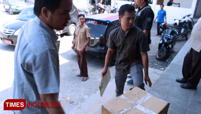 KPU Pamekasan membuka ulang sebagian kotak suara untuk dijadikan tambahan alat bukti sengketa caleg. (Foto: Akhmad Syafi'i/TIMES Indonesia)