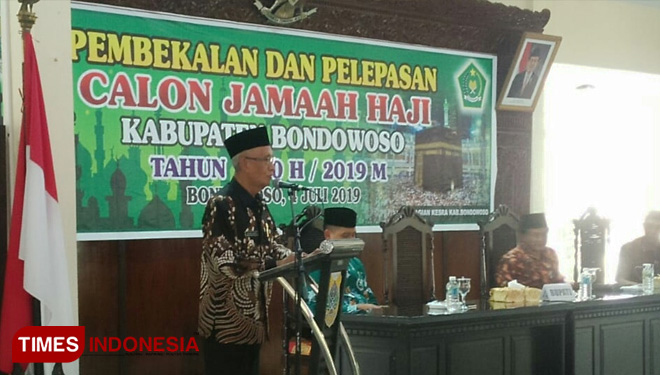 Bupati Bondowoso Drs KH Salwa Arifin saat memberikan sambutan dalam acara Pembekalan dan Pelepasan jemaah calon haji Kabupaten Bondowoso. (FOTO: Moh Bahri/TIMES Indonesia) 
