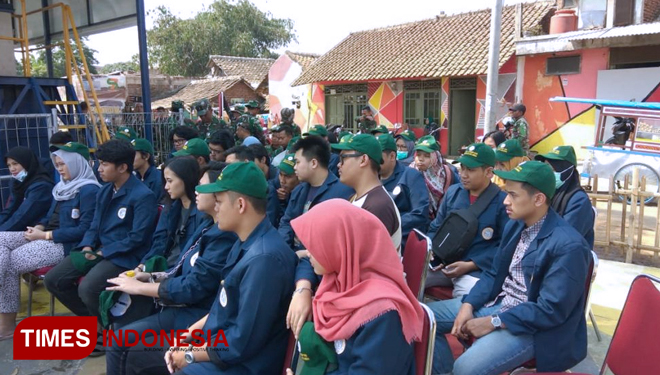 Mahasiswa KKN UNAIR di Kabupaten Bandung. (FOTO: AJP TIMES Indonesia)