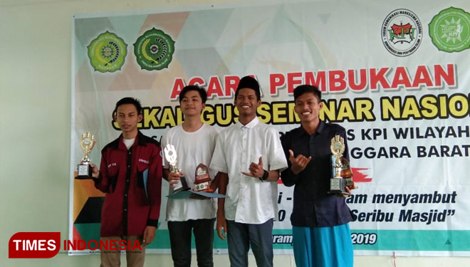 Muhammad Dahlan (paling kiri), mahasiwa Unuja Probolinggo yang juara III Lomba Fotografi Nasional di Mataram (FOTO: AJP/TIMES Indonesia)