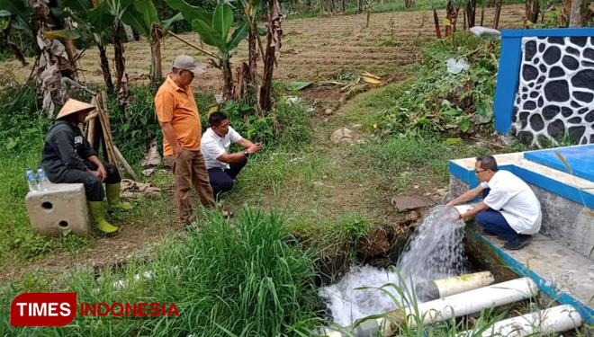 Dirut PUDAM Tirta Lawu Prihanto bersama tim BBWSBS mengecek sumber air. (FOTO: Mukhtarul Hafidh/Times Indonesia)