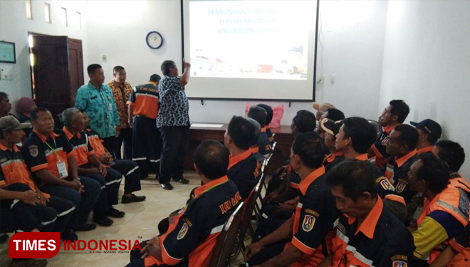 Pembinaan petugas parkir agar pelayanan semakin baik, disamping kami juga melengkapi rambu rambu dan informasi lain terkait parkir, oleh Dinas Perhubungan Kabupaten Tuban, Bumi Wali, Sabtu (06/07/2019). (FOTO: Safuwan/TIMES Indonesia)