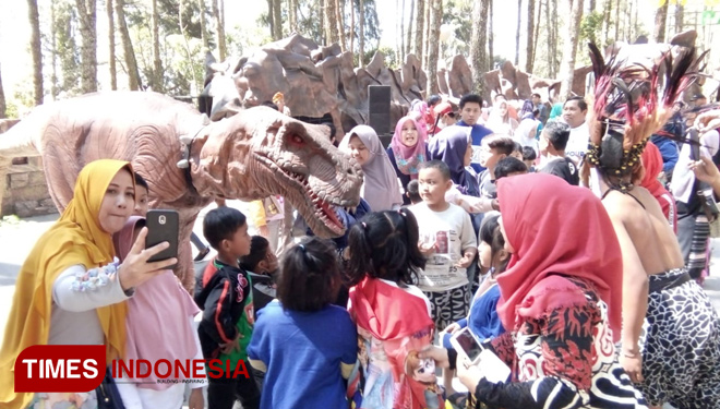 The Dinosaurs Show at Mojosemi Park. (Picture by: Miftakhul Arif/TIMES Indonesia)