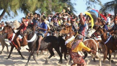Dinosaurus Show, Bikin Histeria Wisatawan di Mojosemi 