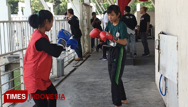 Dewi Anisah yang turun di kelas 43 kilogram putri dan Susanti yang turun di kelas 48 kilogram semangat berlatih sebelum bertanding, Senin (08/07/2019). (Foto: Media Senter Tuban For TIMESIndonesia)