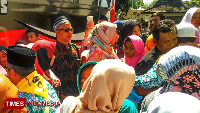 Suasana menjelang pemberangkatan Jemaah Calon Haji di halaman kantor Pemkab Magetan, Senin (8/7/2019). (FOTO: M Kilat Adinugroho/TIMES Indonesia)
