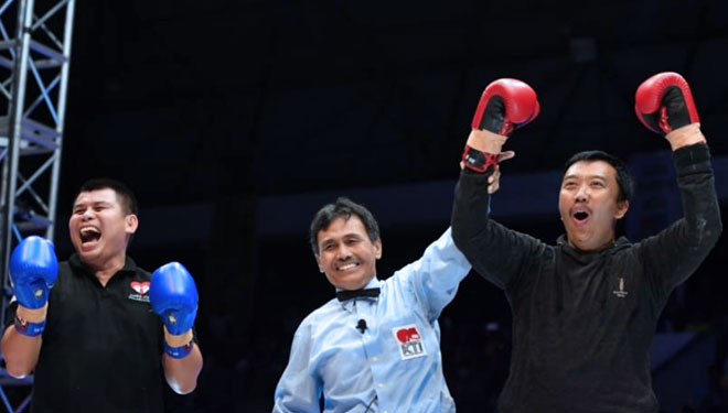 Menpora Imam Nahrawi dinyatakan sebagai pemenang oleh wasit. Chris John tampak tertawa terbahak-bahak. (Foto: Humas Kemenpora)