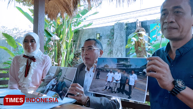 M Muzayyin SH. MHum kuasa hukum H. Rahmat Muhajirin (tengah) dan Djarot Tedjo Ketua Tim Relawan Rahmat Muhajirin (kanan). (FOTO: Rudy/TIMES Indonesia)