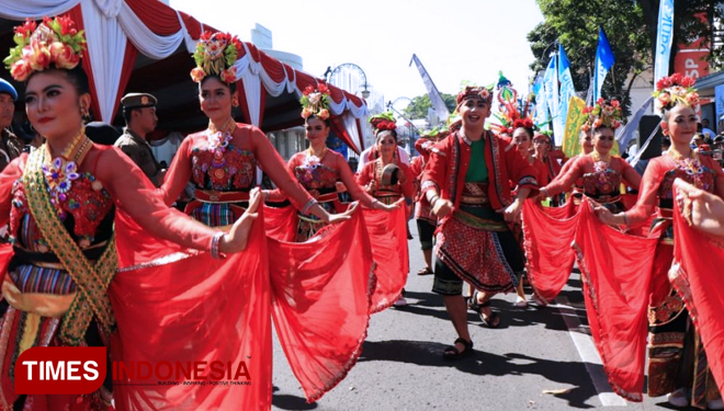 Tim Sanggar Seni Dharma Budaya Kota Pasuruan Curi Perhatian Karnaval ...