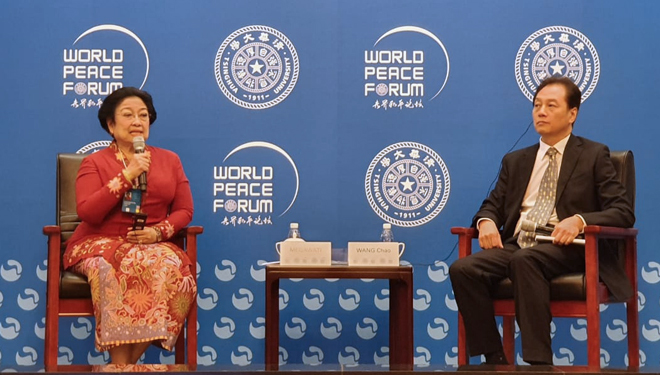 Presiden ke-5 RI, Megawati Soekarnoputri, di acara Forum Perdamaian Dunia (World Peace Forum) ke-8 yang diselenggarakan Tsinghua University di Beijing, Senin (8/7/2019). (FOTO: Istimewa)