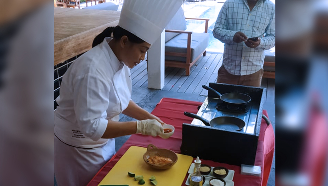 Demo memasak oleh Chef Desak Darmayanti. (FOTO: IStimewa)