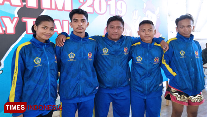 Pelatih Muay Thai Gresik Ahmad Yusuf bersama anak asuhnya usai berlaga. (Foto: Akmal/TIMES Indonesia)