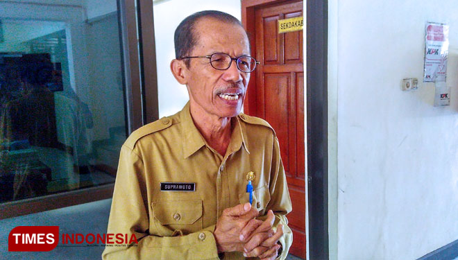 Bupati Magetan, Suprawoto saat memberikan keterangan kepada Jurnalis, Selasa (9/7/2019). (Foto: M Kilat Adinugroho/TIMES Indonesia)