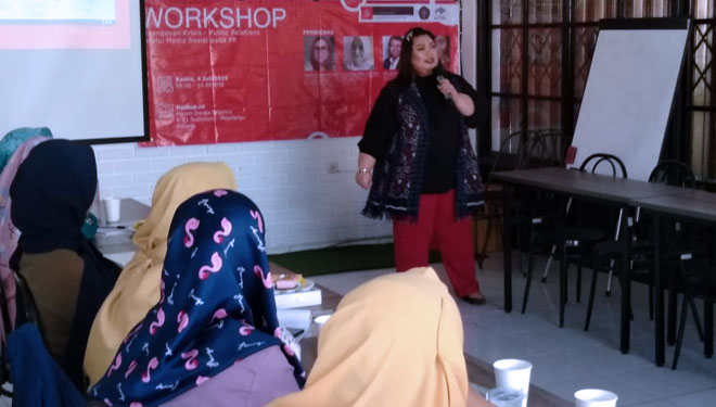 Maulina Pia Wulandari, pakar komunikasi Fisip Universitas Brawijaya mengisi workshop bertema 'Penanganan Krisis Public Relations di Media Sosial' Kamis, (4/7/2019). (foto: Istimewa)