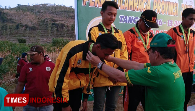 Dua atlet Paralayang Kabupaten Bondowoso saat menerima medali di Porprov 2019. (FOTO: Moh Bahri/TIMES Indonesia)