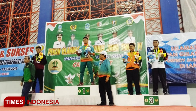Ilustrasi - Penyerahan Medali kepada Atlet Gulat Porprov VI Jatim. (FOTO: dok. TIMES Indonesia)