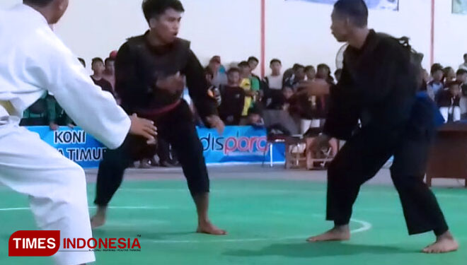 Pesilat Ponorogo mengalahkan pesilat Bangkalan. (Foto: Marhaban/TIMES Indonesia)