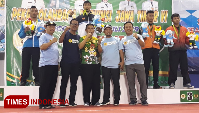 Atlet Gulat Kabupaten Lamongan, Ali Topan (tengah atas) meraih medali emas di ajang Porprov VI Jatim, Rabu (10/7/2019). (FOTO: MFA Rohmatillah/TIMES Indonesia)