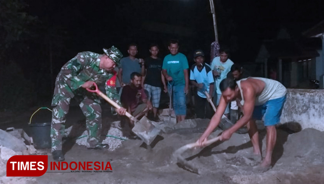 Kerja bakti warga masyarakat desa Nogosari bersama Babinsa. (FOTO: AJP/TIMES Indonesia)