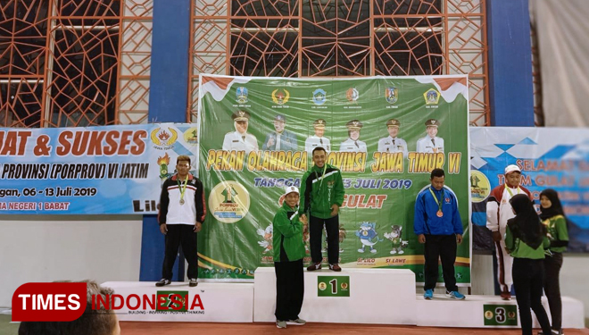 Penyerahan medali cabor gulat Tuban Bumi Wali di gedung pusta olahraga Kabupaten Lamongan, Rabu (10/07/2019). (Foto: Media Senter Tuban For TIMES Indonesia)