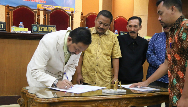 Ketua DPRD Ali Mufthi dan jajaran pimpinan DPRD serta Bupati Ipong Muchlissoni menandatangani KUAPPAS P - APBD 2019 (Foto: Istimewa)