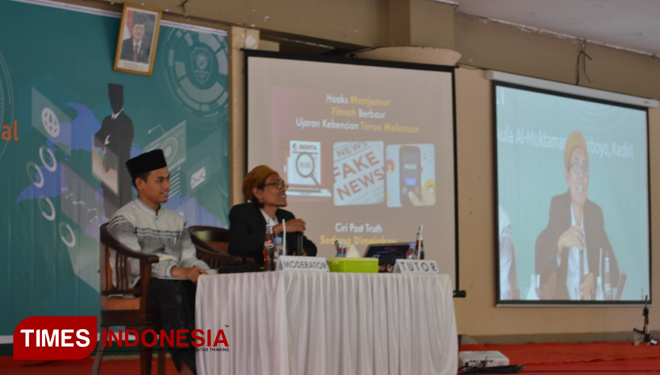 Pimred Times Indonesia Yatimul Ainun (kanan) pemateri Ketahanan informasi di PP Lirboyo Kediri. Rabu (10/7/2019). (Foto: Muh. Rofii/TIMES Indonesia)