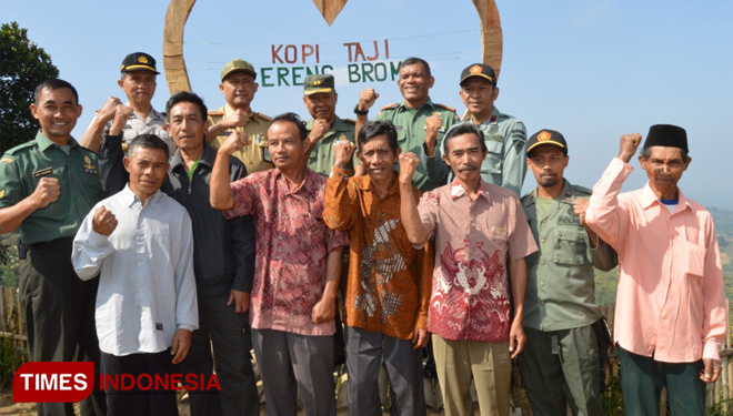 Tim penilaian Lomba Binter Pusterad saat berfoto saat berfoto bersama di Desa Taji. (FOTO: Kodim 0818 for TIMES Indonesia)